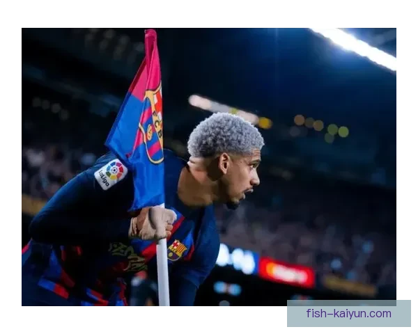 阿劳霍中卫统治力持续提升，表现稳健引关注