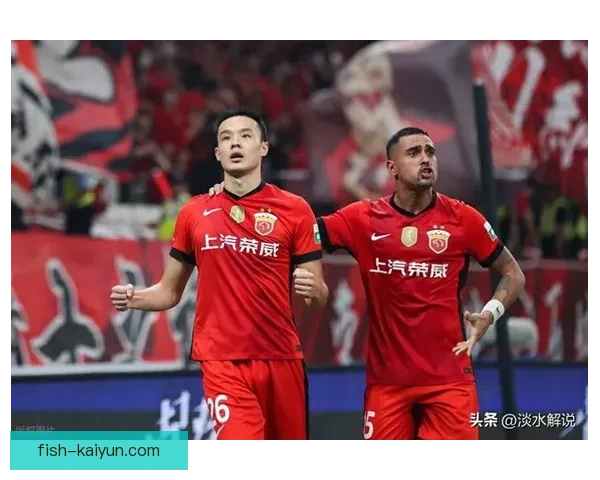 上海海港进攻足球表现稳健,近期状态持续提升加强竞争力 上海海港进攻足球表现稳健,近期状态持续提升加强竞争力